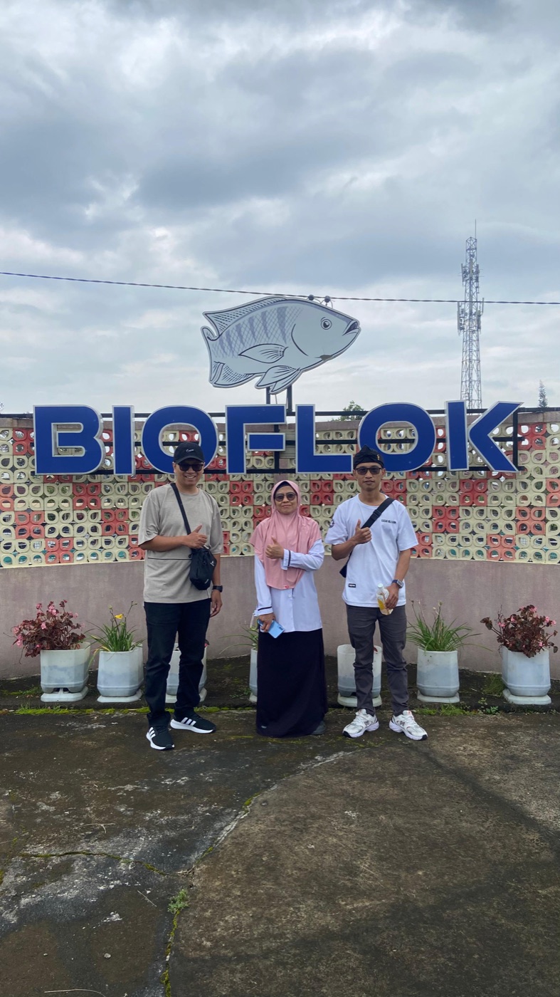 Tim NilaBoss ID di fasilitas budidaya Bioflok